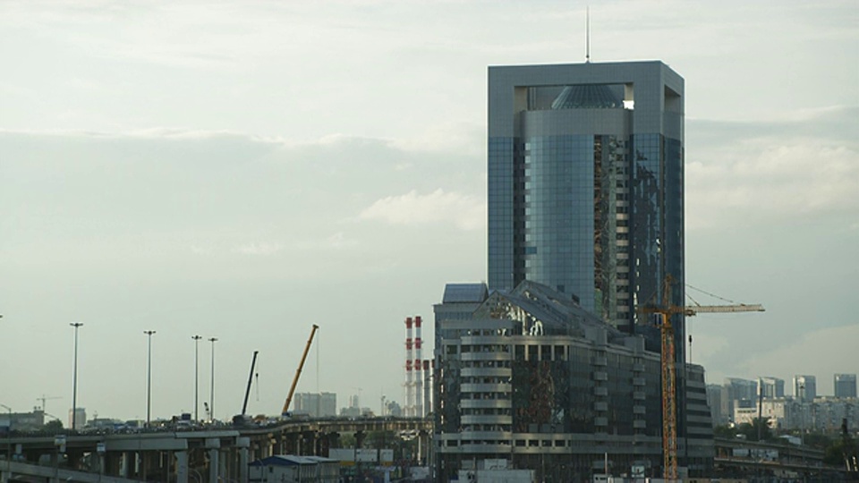 WS办公大楼正在建设中，背景是高速公路立交桥/俄罗斯莫斯科视频下载