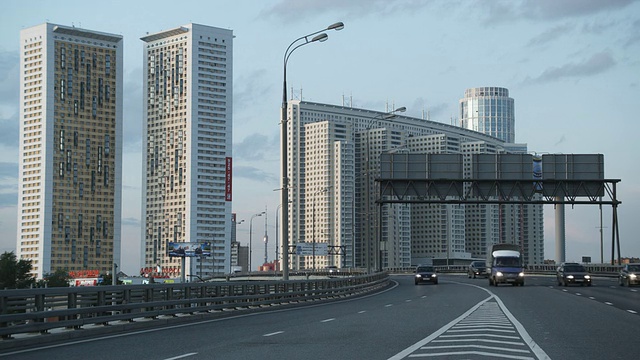 前景为三环环路的WS住宅建筑/俄罗斯莫斯科视频素材