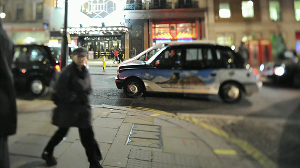 T/L MS SELECTIVE FOCUS夜晚繁忙的街道/伦敦，大伦敦，英国视频下载