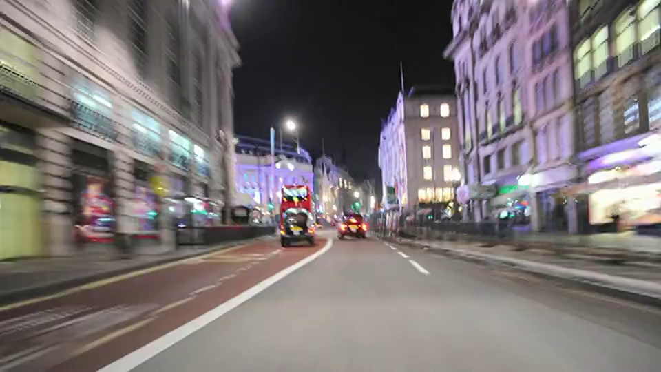 T/L POV在晚上开车穿过伦敦/大伦敦，英国视频下载