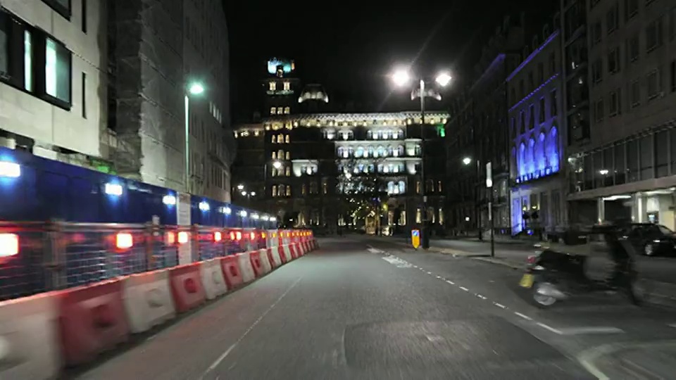 晚上开车沿着摄政街，经过波特兰广场、广播大厦和万灵教堂/大伦敦，英国视频素材