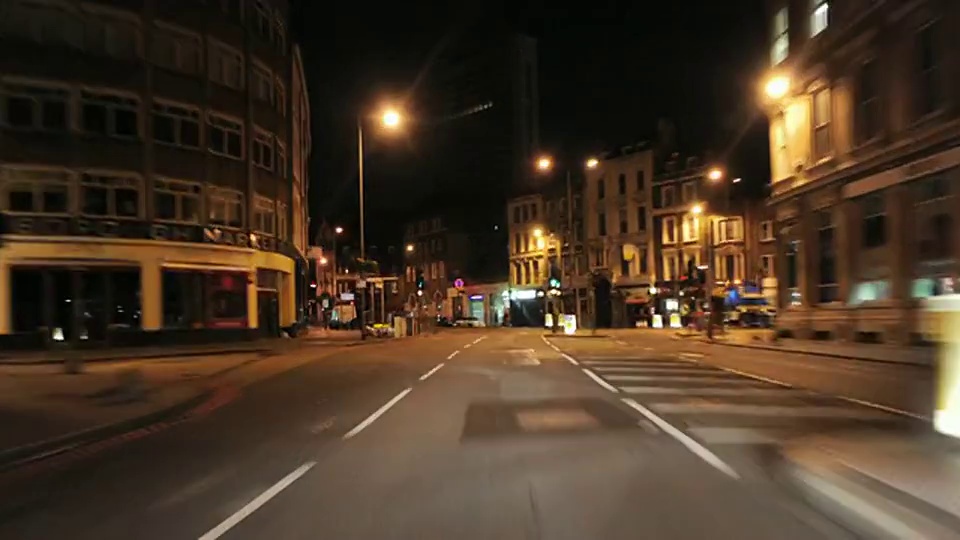 T/L POV在晚上驾驶穿过Southwark /伦敦，大伦敦，英国视频下载