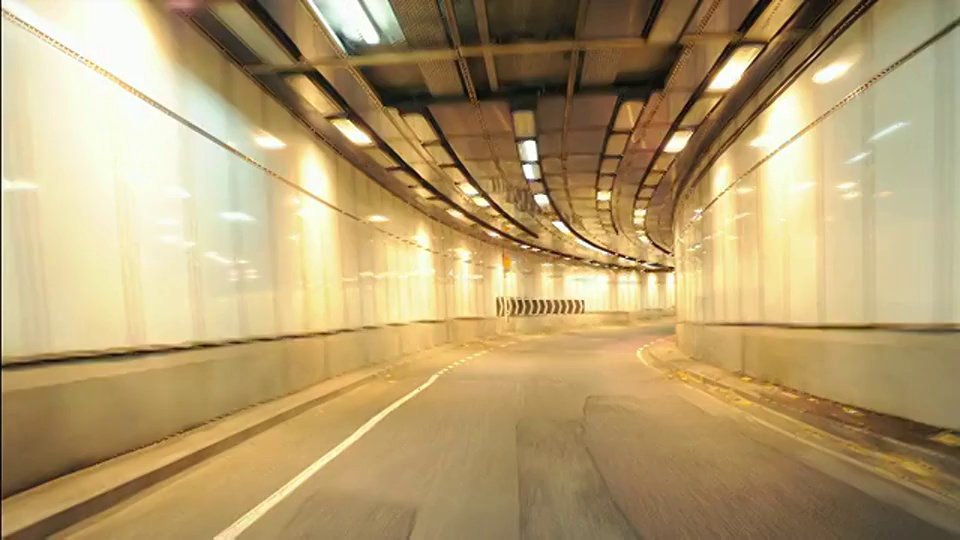 T/L POV在晚上开车经过滑铁卢桥和Strand地下通道/大伦敦，英国视频下载