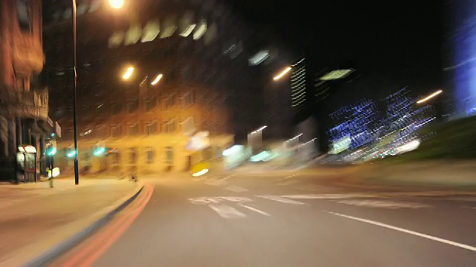 晚上驾车沿着滑铁卢桥和街道，经过Imax电影院/伦敦，大伦敦，英国视频下载
