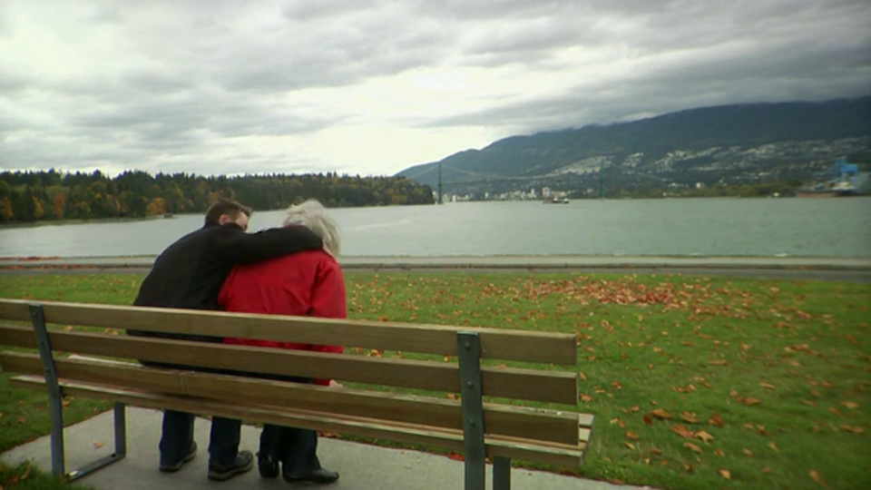 一对老夫妇坐在斯坦利公园的长椅上，加拿大不列颠哥伦比亚省视频下载