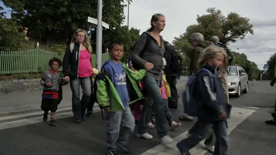过马路的学童组/瑞典斯德哥尔摩视频下载