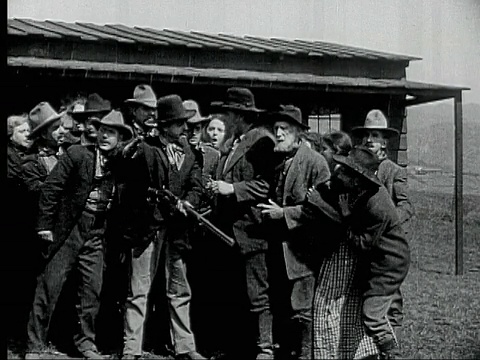 人们欢呼着离开酒吧，一群人聚集在街上，暴徒拿着火炬跑过赛场。1880年，美国加州圣塔莫尼卡视频下载