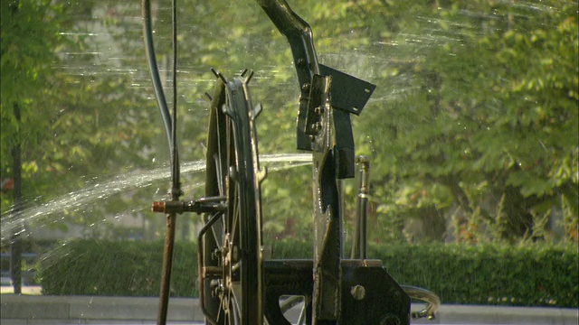 MS旋转轮雕塑，连接到公共喷泉的水泵，将水倒出/瑞士巴塞尔视频下载