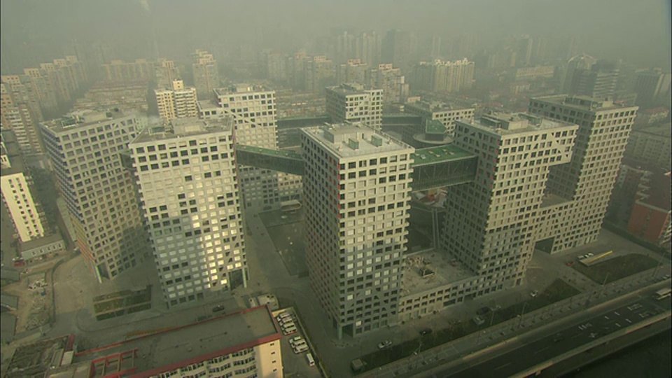雾霾天空下的WS HA Moma公寓综合体/中国北京视频下载