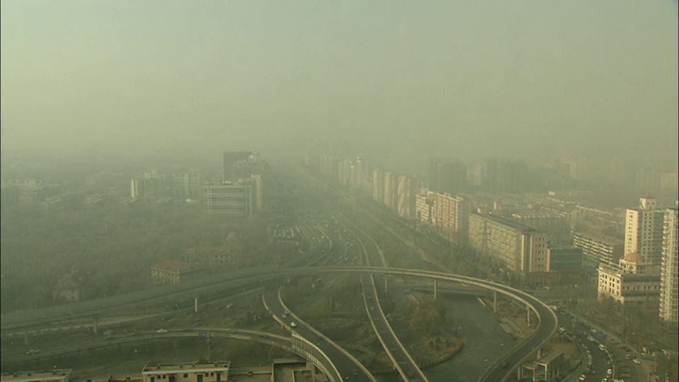 WS HA高速公路网络穿过城市，天空中弥漫着雾霾/中国北京视频下载