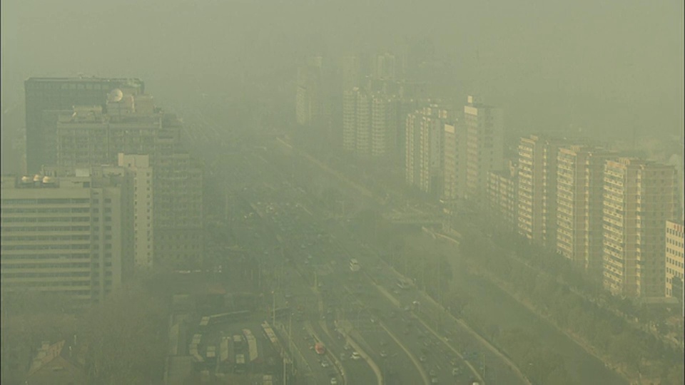 雾霾中，中国北京，高速公路上行驶的汽车视频下载
