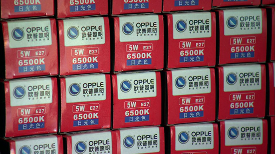一堆装有紧凑型荧光灯的盒子/中国北京视频素材