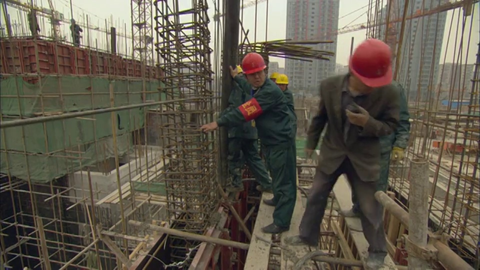 中国广东深圳，WS建筑工人踩在建筑工地的木板上视频素材