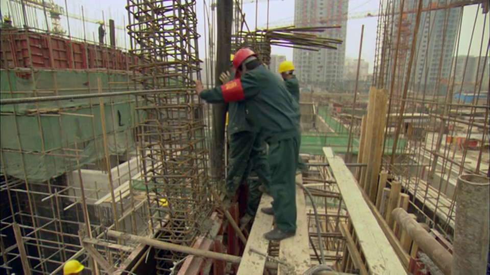 中国广东深圳，WS TU建筑工人踩在工地木板上视频素材