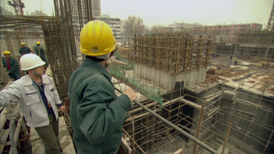 MS建筑工人在中国广东深圳电台谈话视频素材