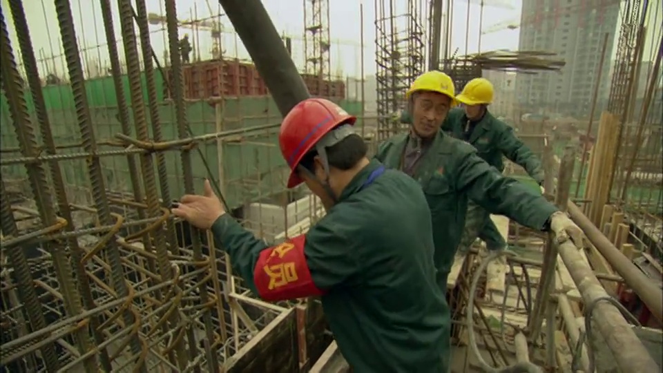 中国广东深圳，四名建筑工人在移动水泥管道视频素材