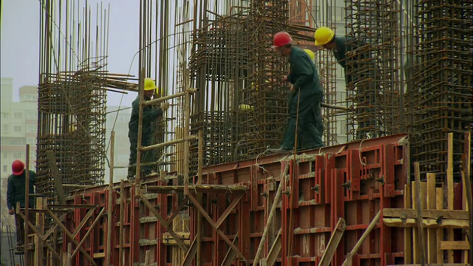 中国广东深圳，在工地平台上工作的建筑工人队伍视频素材