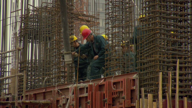 中国广东深圳，建筑工人拿着管子浇注水泥视频素材