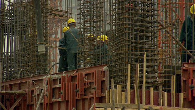 MS TU管道，在建筑工地向高处的机器倾倒水泥/深圳，广东，中国视频素材