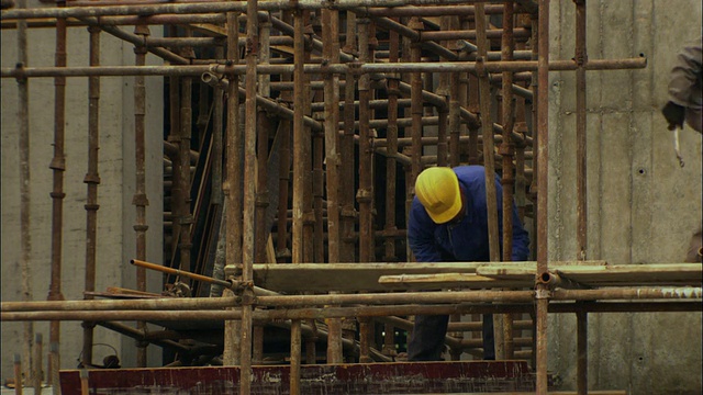 两名脚手架上的建筑工人/中国广东深圳视频素材