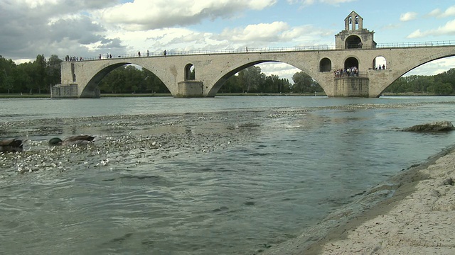WS Pont Saint-Benezet (Pont d’Avignon)和鸭子在罗纳河的前景/阿维尼翁，普罗旺斯-阿尔卑斯-蓝色海岸，法国视频下载