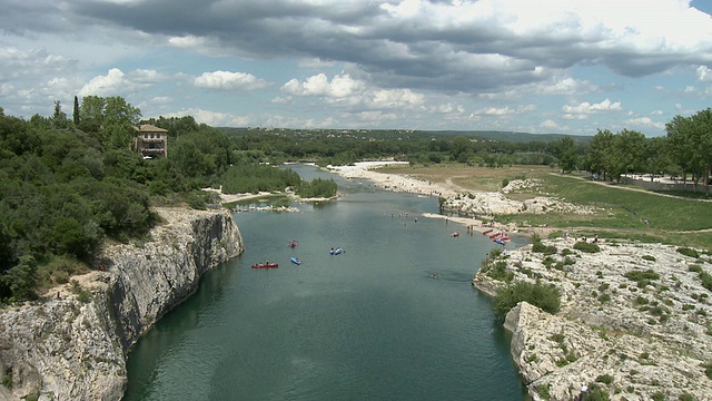 在法国朗格多克-鲁西永的加德河上，游客们沐浴和划独木舟视频下载