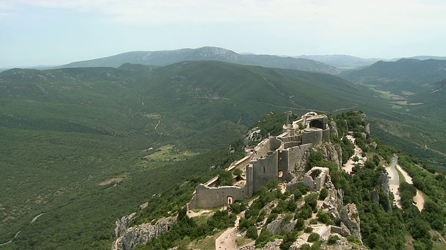 T/L WS HA Peyrepertuse Castle in mountain landscape /朗格多克-鲁西永，法国视频素材