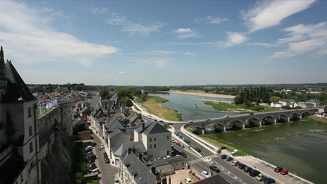 从Amboise城堡看到的卢瓦尔河上的桥梁WS HA小镇景观/卢瓦尔，法国视频素材