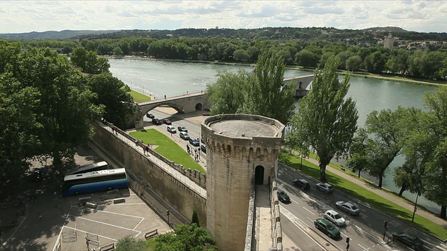 WS HA Pont Saint-Benezet (Pont d’Avignon)从城墙/阿维尼翁，普罗旺斯-阿尔卑斯-蓝色海岸，法国视频下载