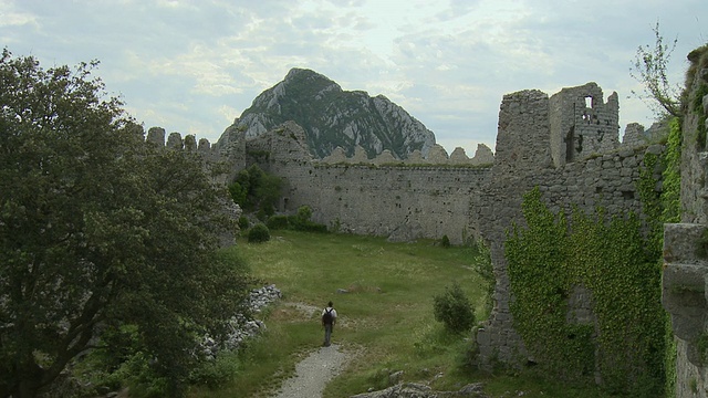 山地景观中的WS Peyrepertuse城堡/朗格多克-鲁西永，法国视频素材