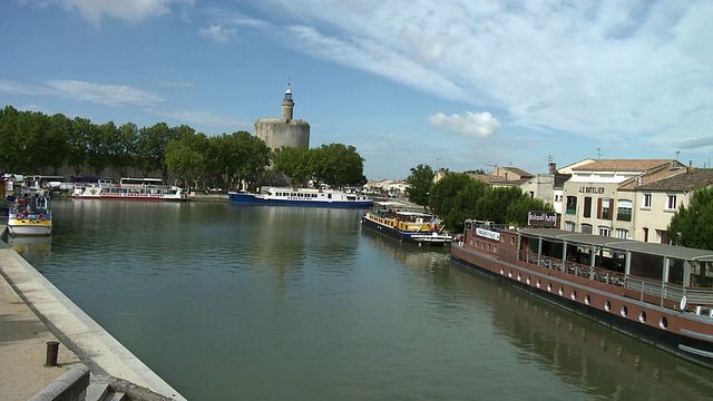 在法国朗格多克-鲁西永的埃格·莫特斯，停靠在Sete运河的T/L WS游船视频素材