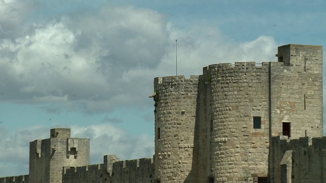 WS 日与中世纪城墙的艾格斯莫尔特斯 / 朗格多克 - 鲁西隆， 法国视频素材