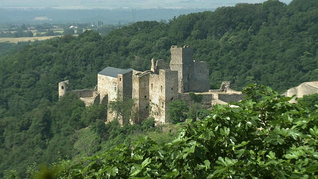 ZO WS HA Saissac城堡在山区景观/朗格多克鲁西永，法国视频下载