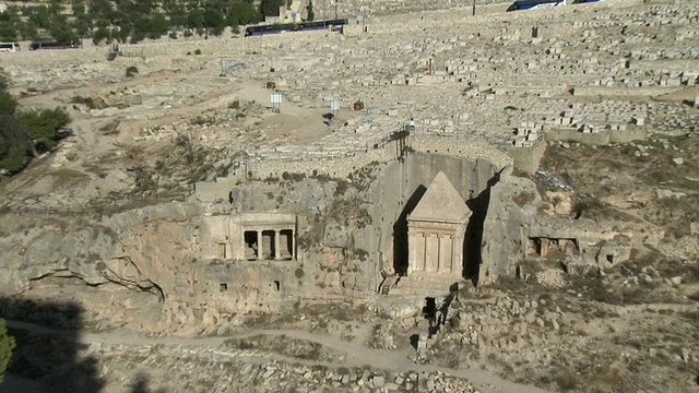 ZO WS HA撒迦利亚墓和希斯尔的儿子墓在汲沦谷，在橄榄山犹太墓地下面/以色列耶路撒冷视频下载