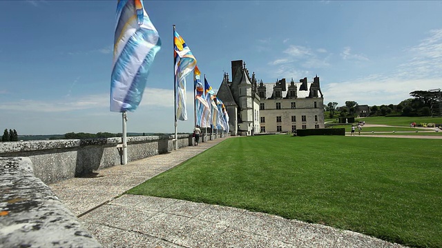 在前景/卢瓦尔河谷，法国，WS皇家安波西城堡的旗帜迎风飘扬视频下载
