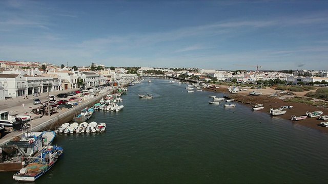 葡萄牙，阿尔加维，塔维拉，WS HA Gilao河和城镇景观视频素材