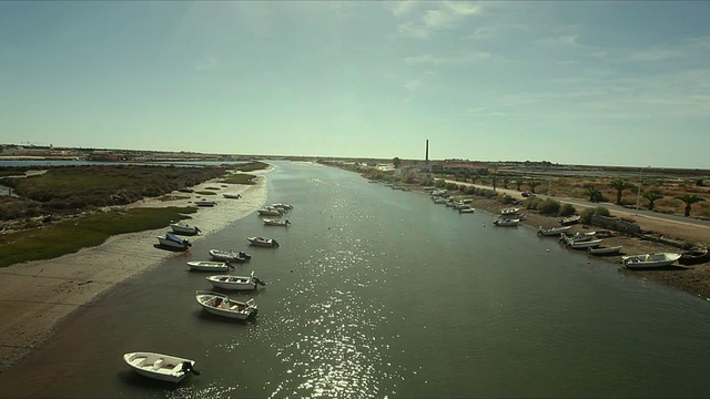 游艇停泊在葡萄牙阿尔加维的基劳河/塔维拉视频下载