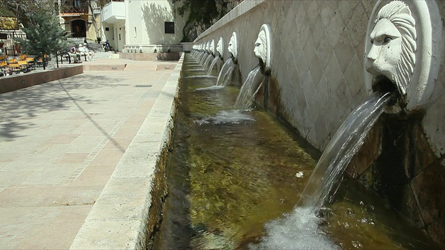 带有狮头喷口的MS喷泉/ Spili，克里特岛，希腊视频下载