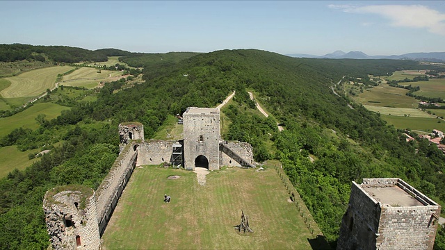 法国朗格多克-鲁西永的Puivert城堡的WS HA庭院视频素材