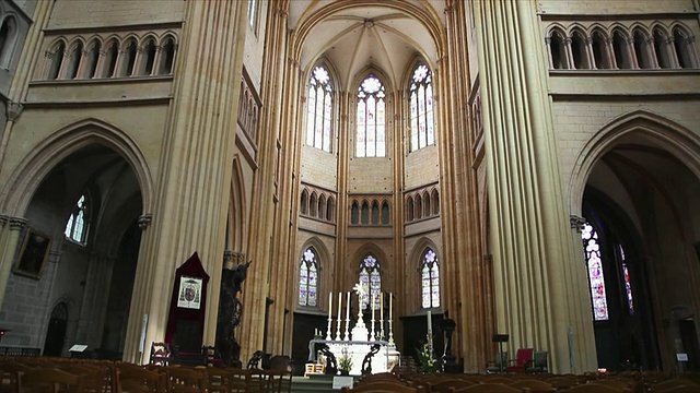 在法国第戎的圣贝尼大教堂，有祭坛、彩色玻璃窗和肋拱顶的“教堂后殿”视频下载