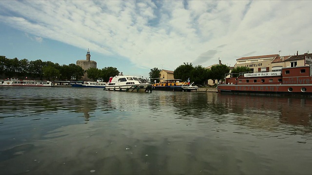 在法国朗格多克-鲁西永的埃格·莫特斯，停靠在塞特运河的WS游船，背景是环康斯坦斯视频下载