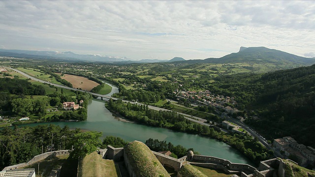 从塞斯顿的城堡/普罗旺斯-阿尔卑斯-蔚蓝海岸看WS HA Durance河和Buech河，法国视频下载