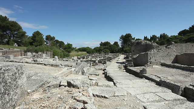 法国Glanum / Bouches-du-Rhone考古遗址中的希腊柱廊式房屋和罗马浴场视频下载