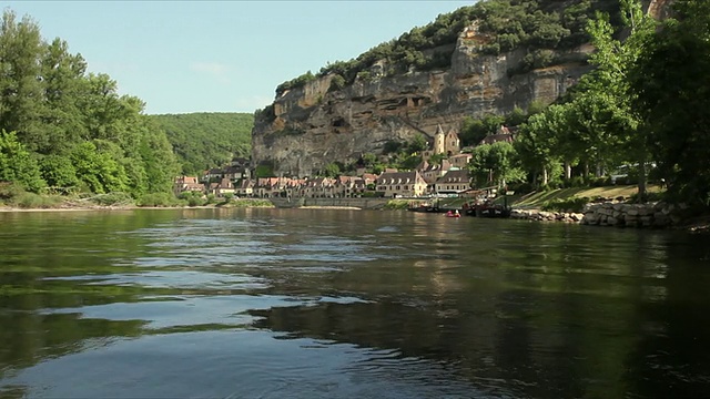 沿着多尔多涅河向法国的拉罗克-加吉亚克/阿基坦方向移动视频下载