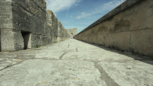 法国艾格斯·莫尔特斯/朗格多克-鲁西隆的WS兰帕特城墙视频下载