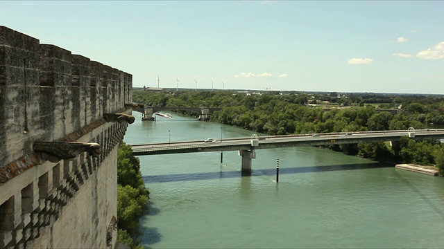 法国普罗旺斯-阿尔卑斯-蔚蓝海岸罗纳河(Tarascon)上的WS哥特式墙架和石像鬼视频下载