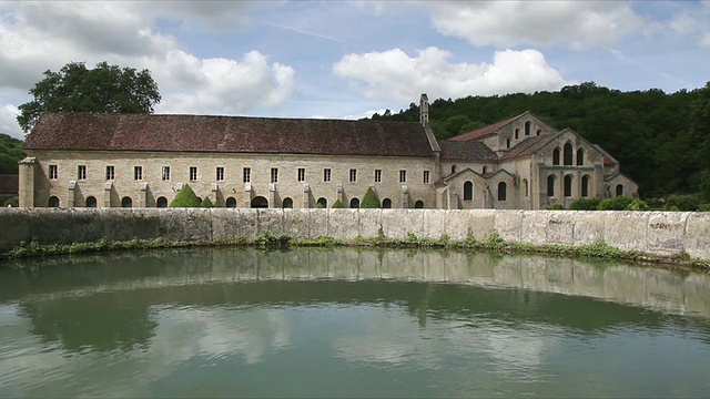 Fontenay修道院东侧WS:宿舍和教堂，花园水池，前景/勃艮第，法国视频下载