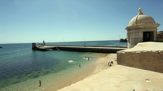 葡萄牙拉各斯，Forte da Ponta da Bandeira的WS瞭望塔和海滩码头视频下载