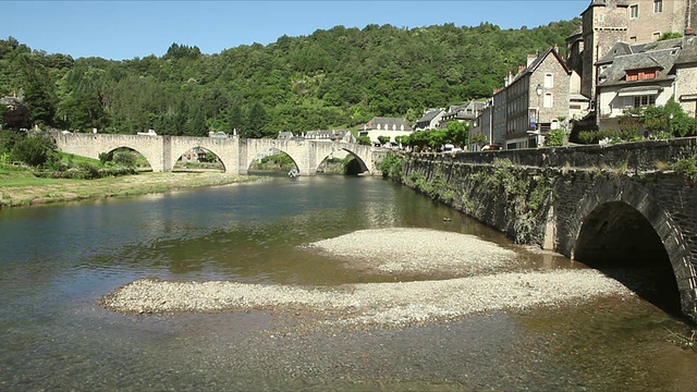 位于法国中部比利牛斯的洛特河和村庄上的WS哥特式桥视频下载