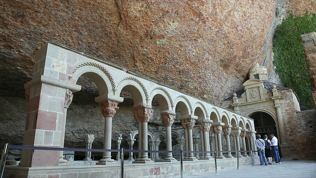 西班牙阿拉贡的圣胡安德拉培尼亚修道院的圣沃托礼拜堂的罗马式回廊和正面视频下载